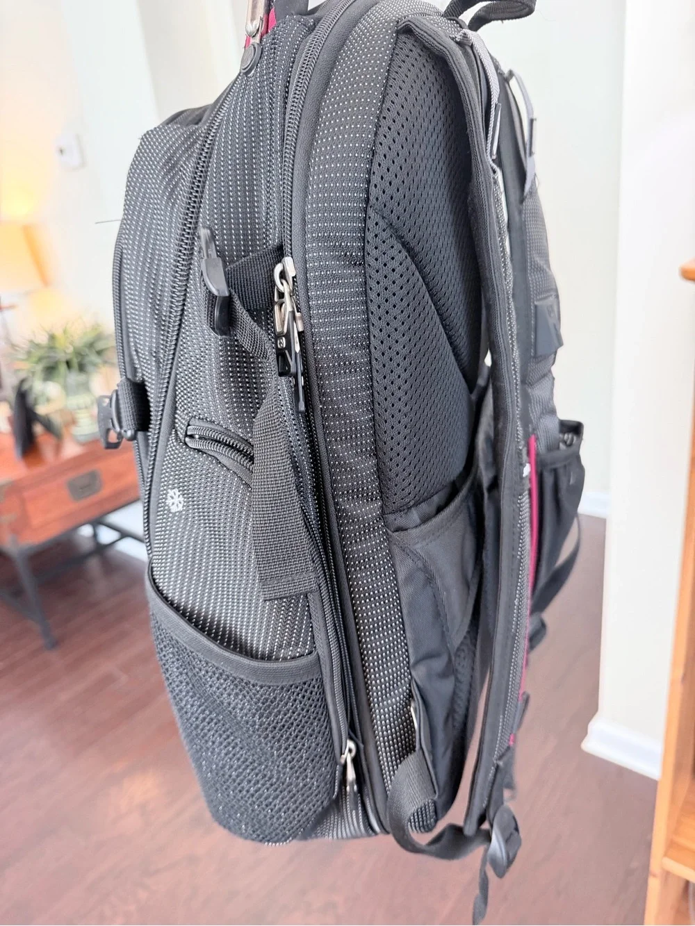 SwissGear Black and Red Accent Men's Laptop Backpack